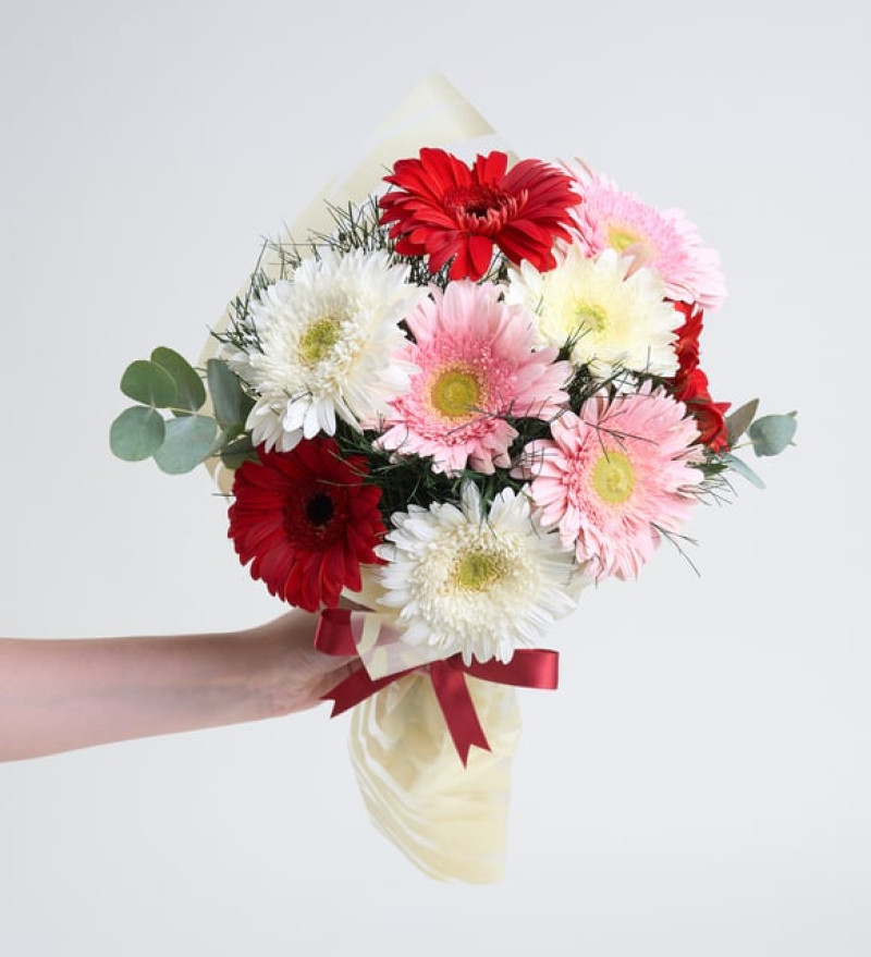 Krem Bukette Rengarenk Gerbera Çiçekleri