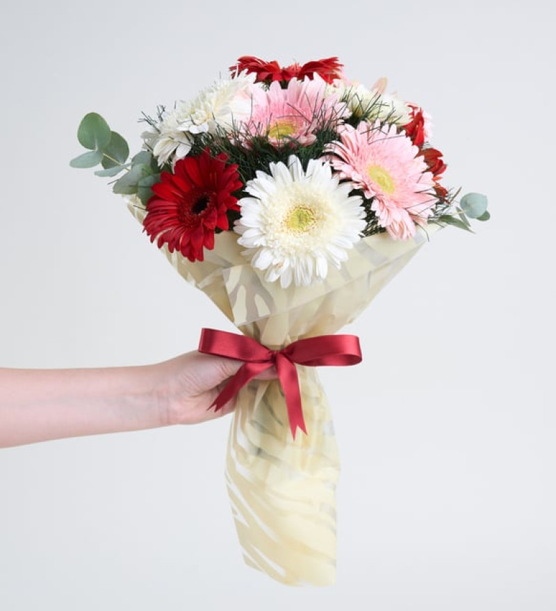 Krem Bukette Rengarenk Gerbera Çiçekleri